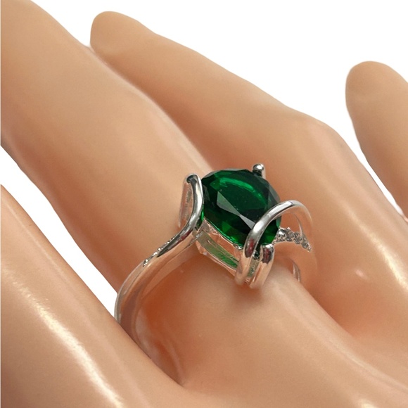 Synthetic Emerald Centre Stone Ring Rhinestone Detail 925 Silver Plate Size 9 - Picture 6 of 10